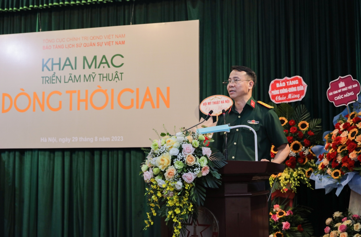 Thượng tá Lê Vũ Huy, Giám đốc Bảo tàng Lịch sử Quân sự Việt Nam phát biểu tại triển lãm "Dòng thời gian"
