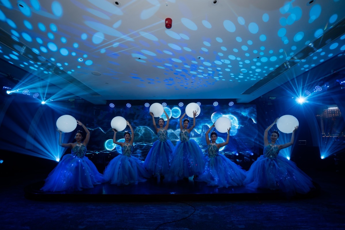      Show nghệ thuật “Vũ điệu biển khơi" biểu diễn hàng ngày là sản phẩm du lịch đêm được du khách đón nhận tích cực tại Hạ Long
