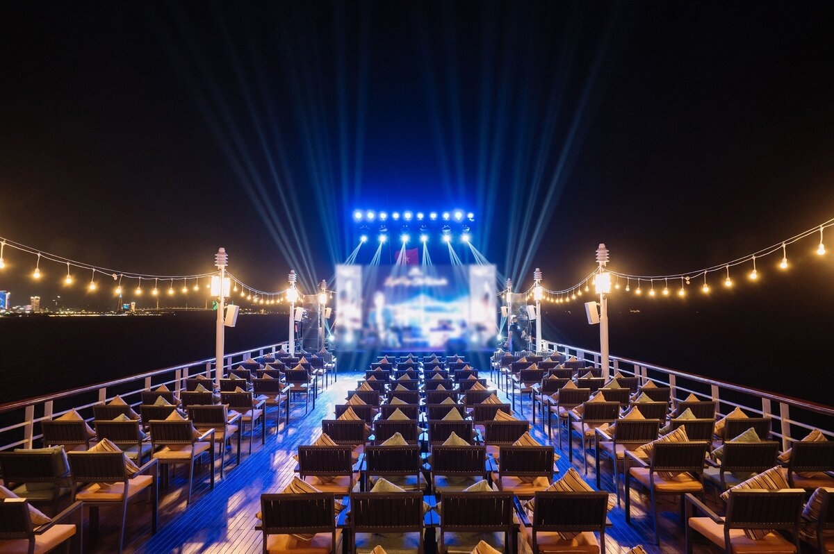 Sân khấu đặc biệt trong đêm nhạc của ban nhạc 911 giữa không gian vịnh di sản Hạ Long
 