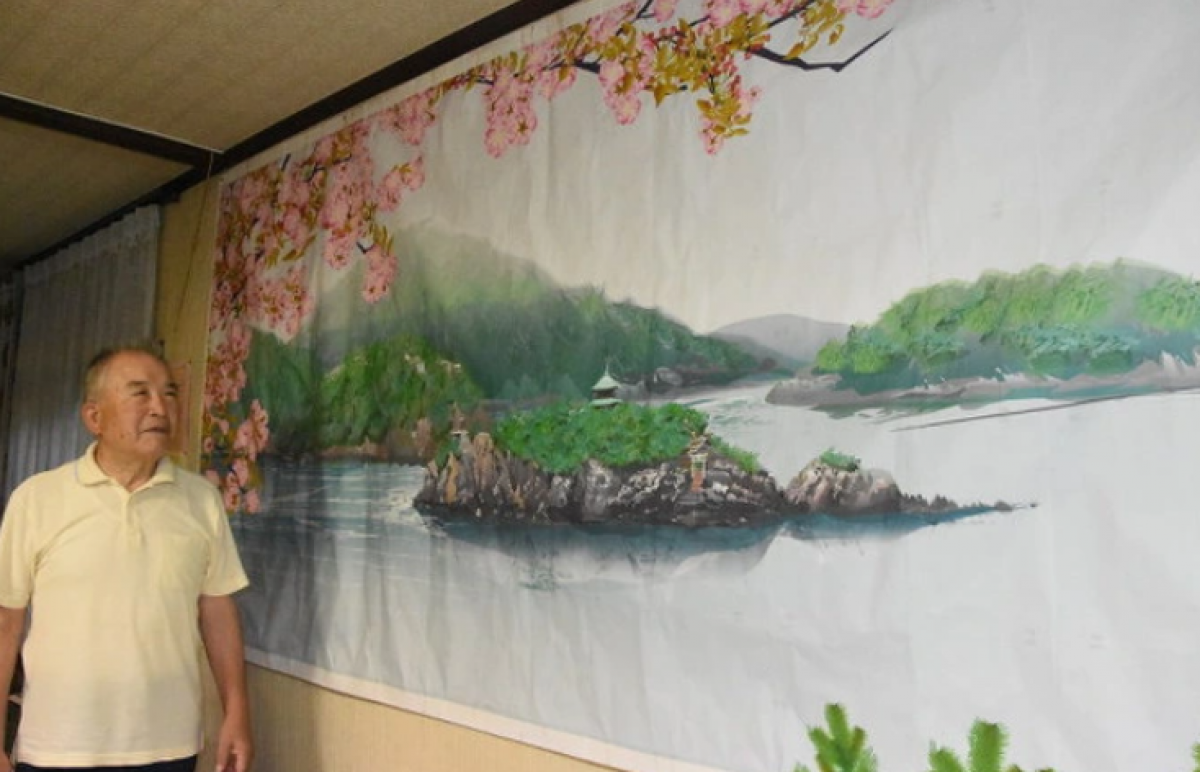 Ông Tatsuo Horiuchi bên cạnh một bức tranh ông vẽ hoàn toàn bằng Excel