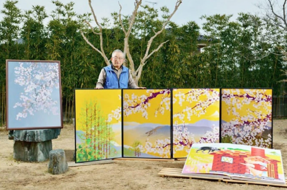 Ông Horiuchi bên những bức tranh được tạo ra từ Exel