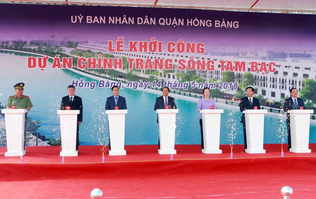 Trong nhiệm kỳ ông Lê Văn Thành giữ cương vị Bí thư Thành ủy Hải Phòng, thành phố Cảng đã xây dựng hàng chục tuyến đường liên tỉnh, liên huyện cùng 46 cây cầu các loại, góp phần thay đổi căn bản hạ tầng giao thông Thành phố.