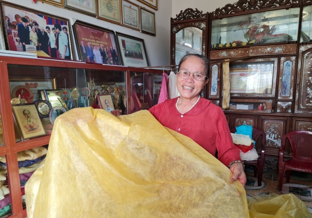 Bà Thuận giói thiệu về sản phẩm được làm từ phương pháp độc đáo, "có một không hai" - Tằm tự dệt.