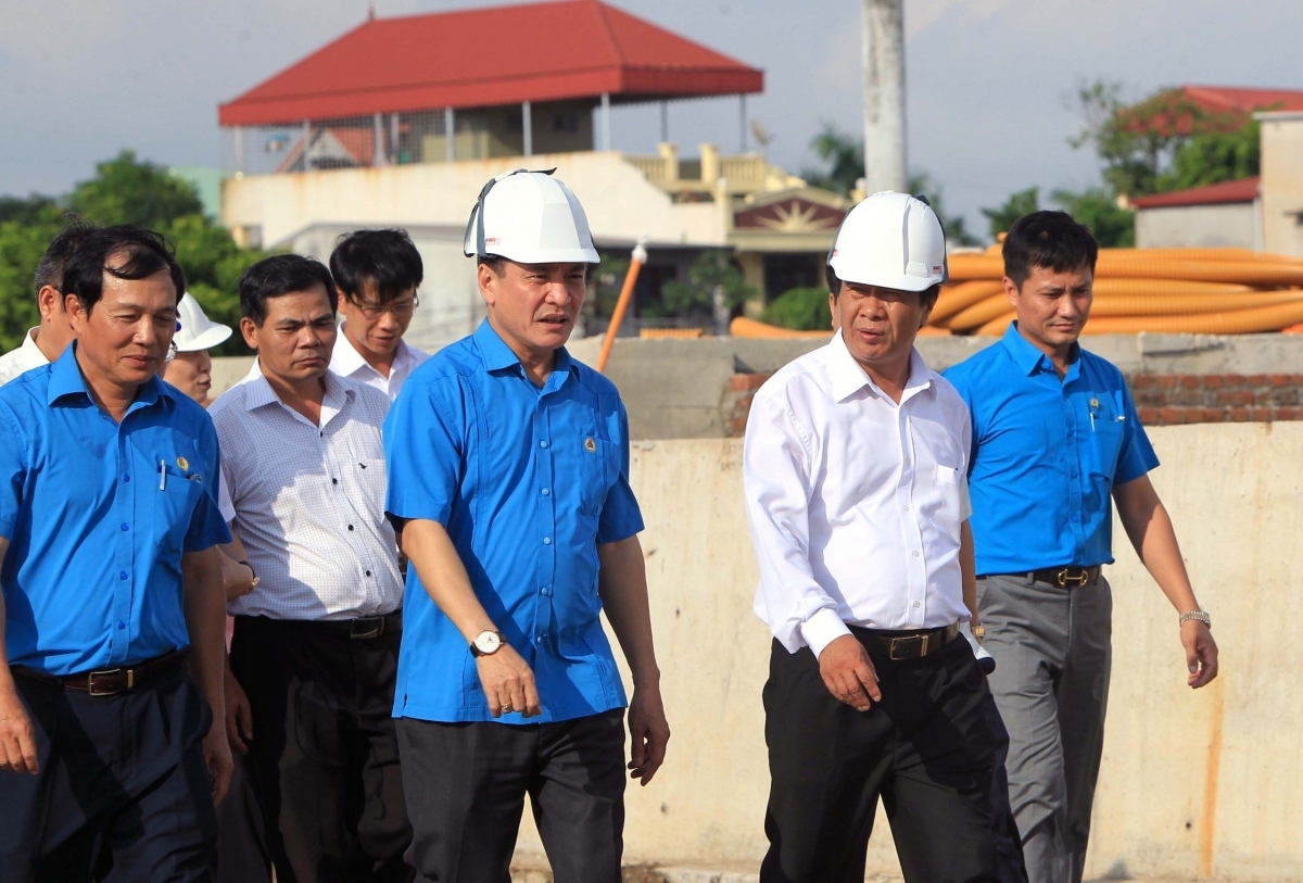 Phó Thủ tướng Lê Văn Thành kiểm tra công trình xây dựng Nhà tưởng niệm đồng chí Nguyễn Đức Cảnh khi ông là Bí thư Thành ủy.