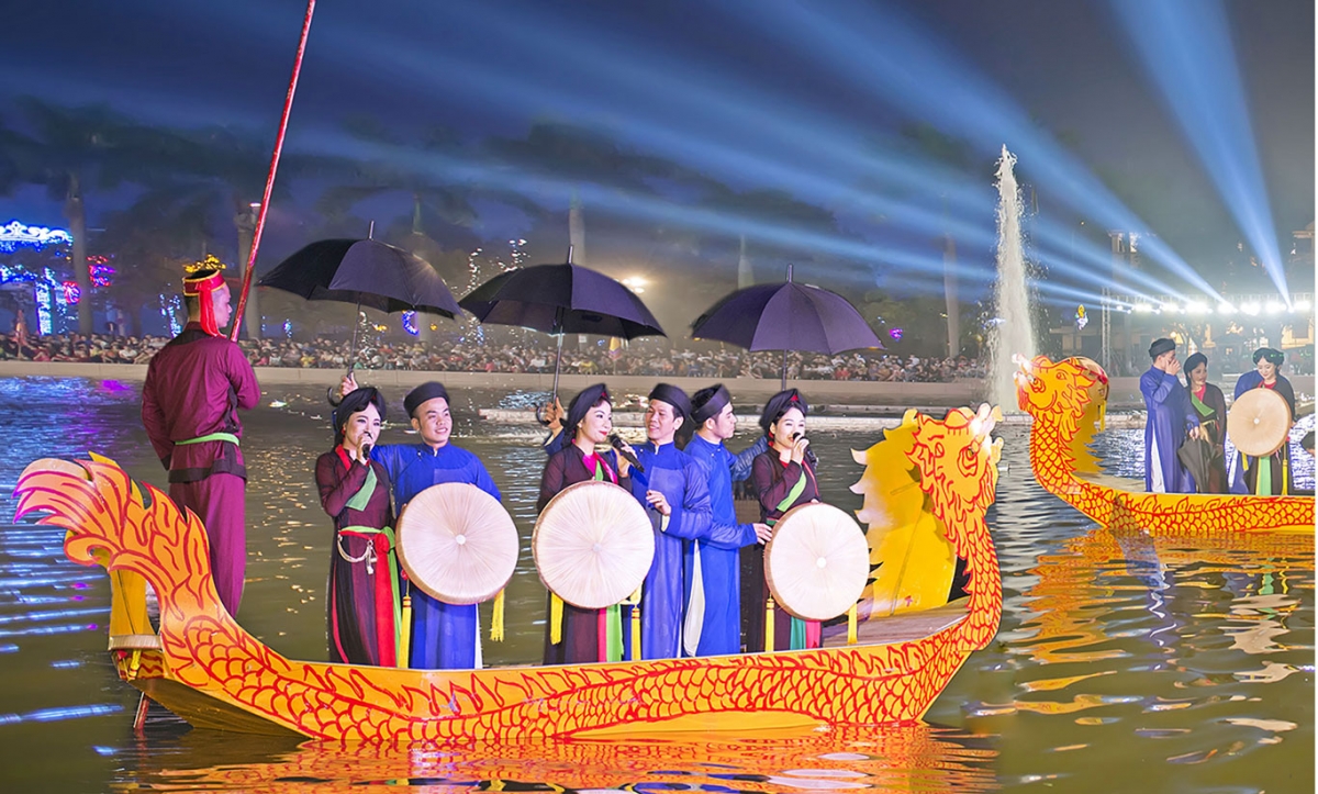 Trình diễn Quan họ trên thuyền - nét văn hóa đặc sắc của Bắc Ninh. Ảnh: KT