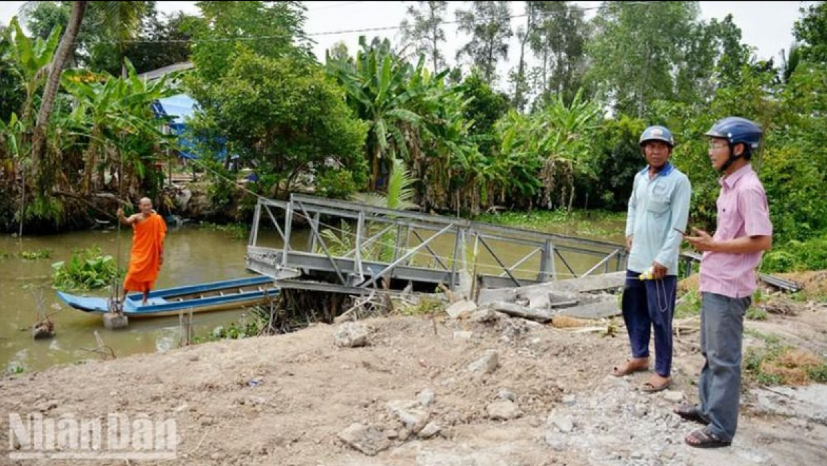 Ông Danh Hùng (giữa) cùng chính quyền địa phương chuẩn bị xây dựng cầu mới.