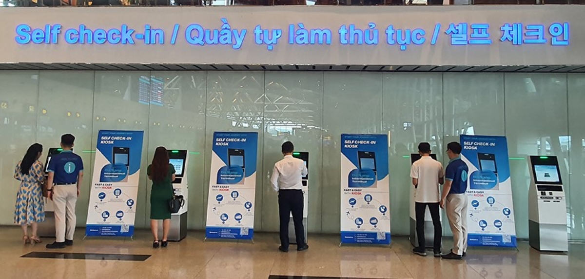 Quầy tự làm thủ tục tại Ga đi, sân bay quốc tế Đà Nẵng. Ảnh: Thu Hà