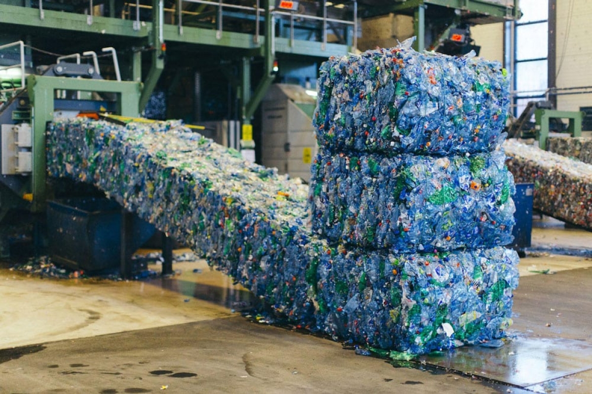 Việc thu gom, tái chế nhựa giúp phát triển kinh tế và bảo vệ môi trường (Ảnh: Internet)