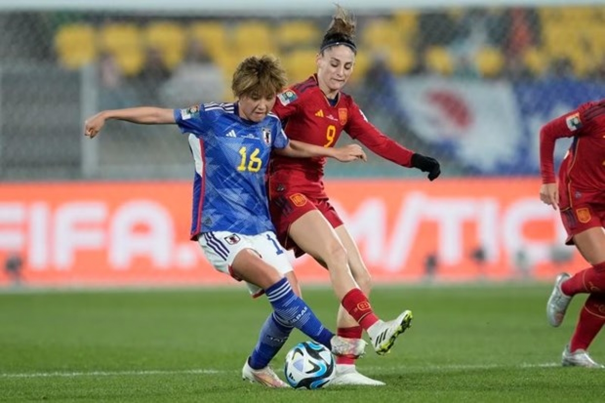 Tuyển nữ Nhật Bản (ánh xanh) - niềm tự hào của bóng đá nữ châu Á.