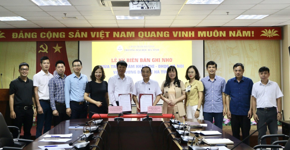 Lễ ký Biên bản ghi nhớ hợp tác triển khai kỳ thi Đánh giá năng lực của ĐHQGHN tại Trường Đại học Thái Bình từ năm 2024.