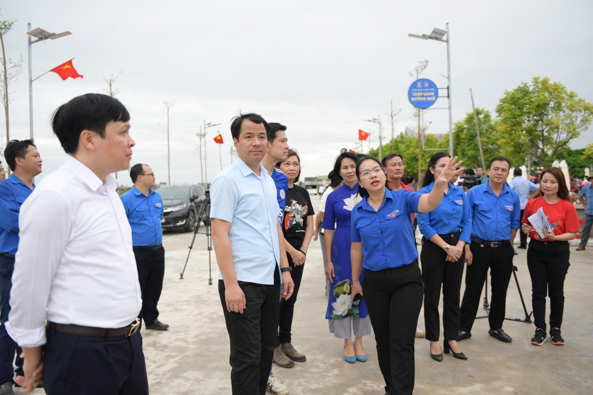 Các đại biểu tham quan tuyến đường sử dụng đèn năng lượng mặt trời trong dự án "Thắp sáng đường quê" tại tỉnh Thái Bình
