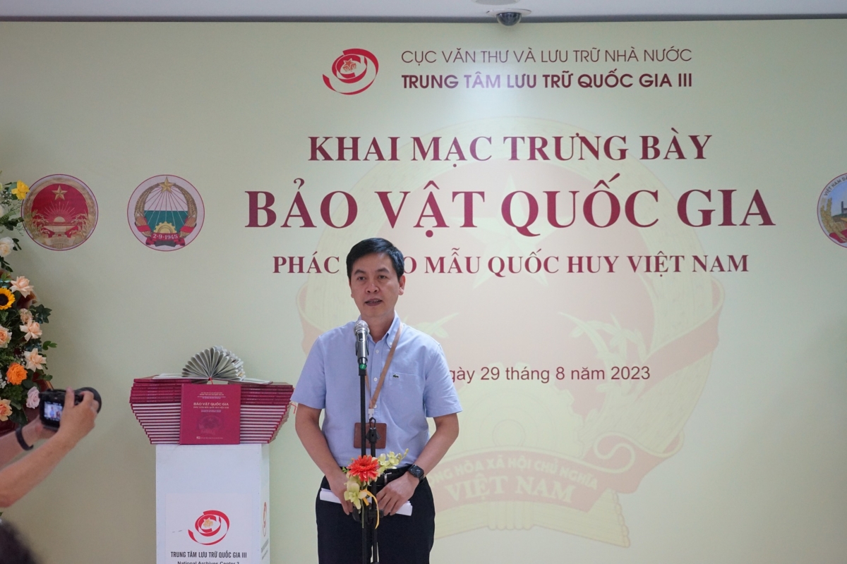       Ông Đặng Thanh Tùng - Cục trưởng Cục Văn thư và Lưu trữ nhà nước phát biểu tại lễ khai mạc trưng bày. Ảnh: BTC
