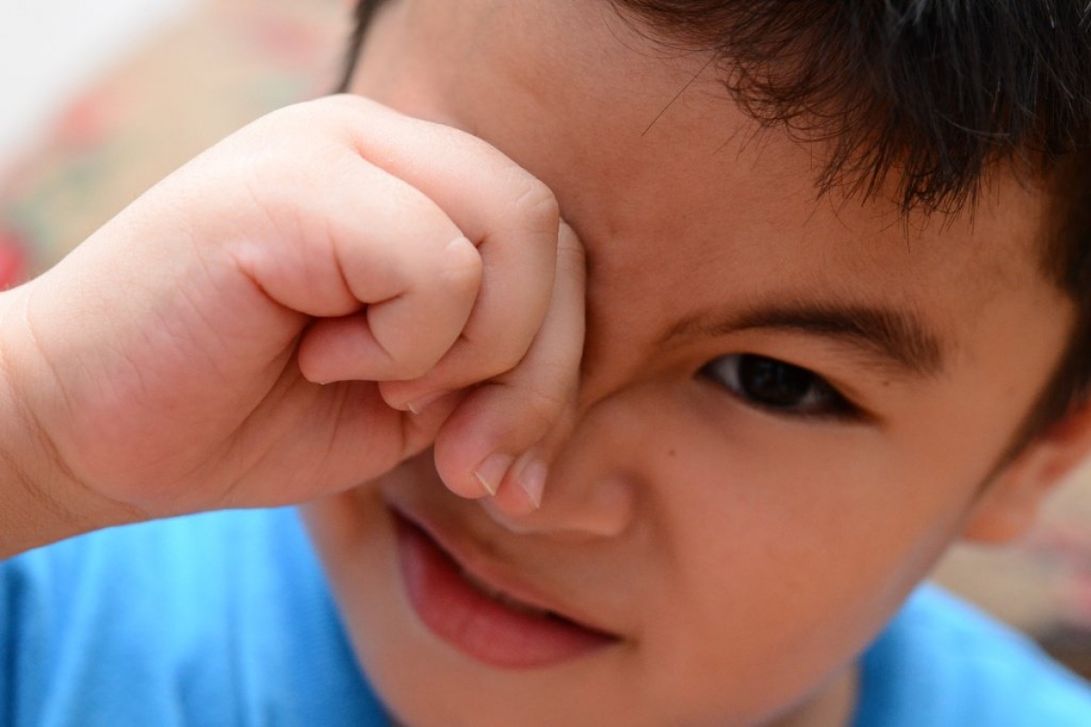 Day dụi mắt là một dấu hiệu cho thấy mắt của trẻ đang gặp vấn đề