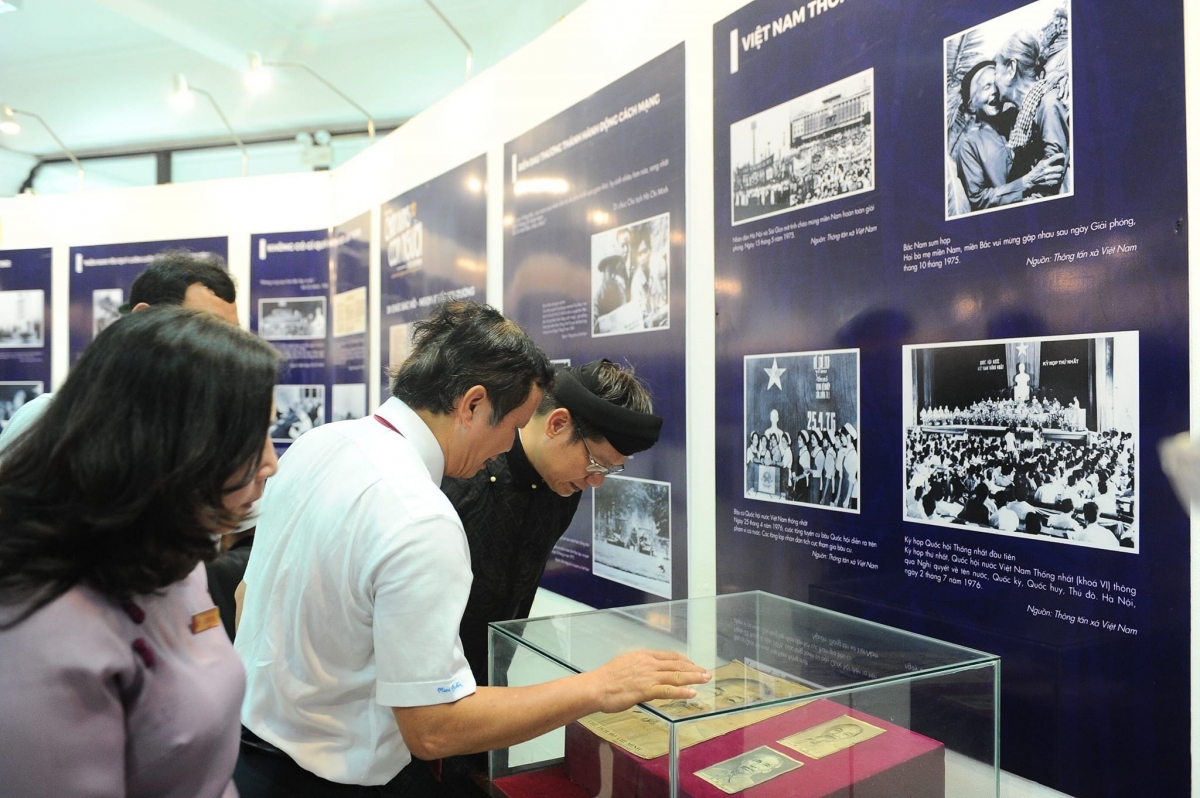        Nhiều tài liệu, hiện vật quý được giới thiệu tới công chúng trong triển lãm chuyên đề “Hồ Chí Minh - Chân dung một con người” 