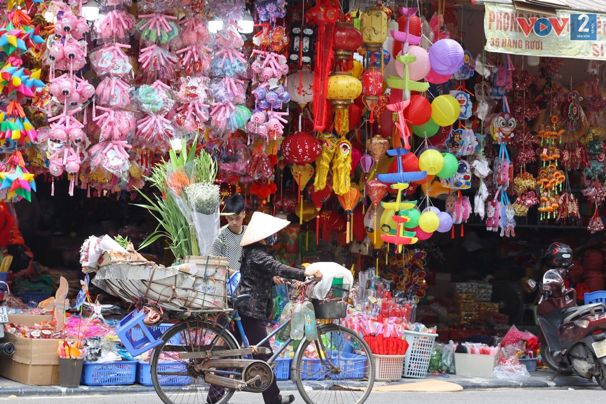 Mỗi dịp Trung thu, phố Hàng Mã, Hà Nội được biết đến là địa điểm chuyên kinh doanh các mặt hàng trang trí.