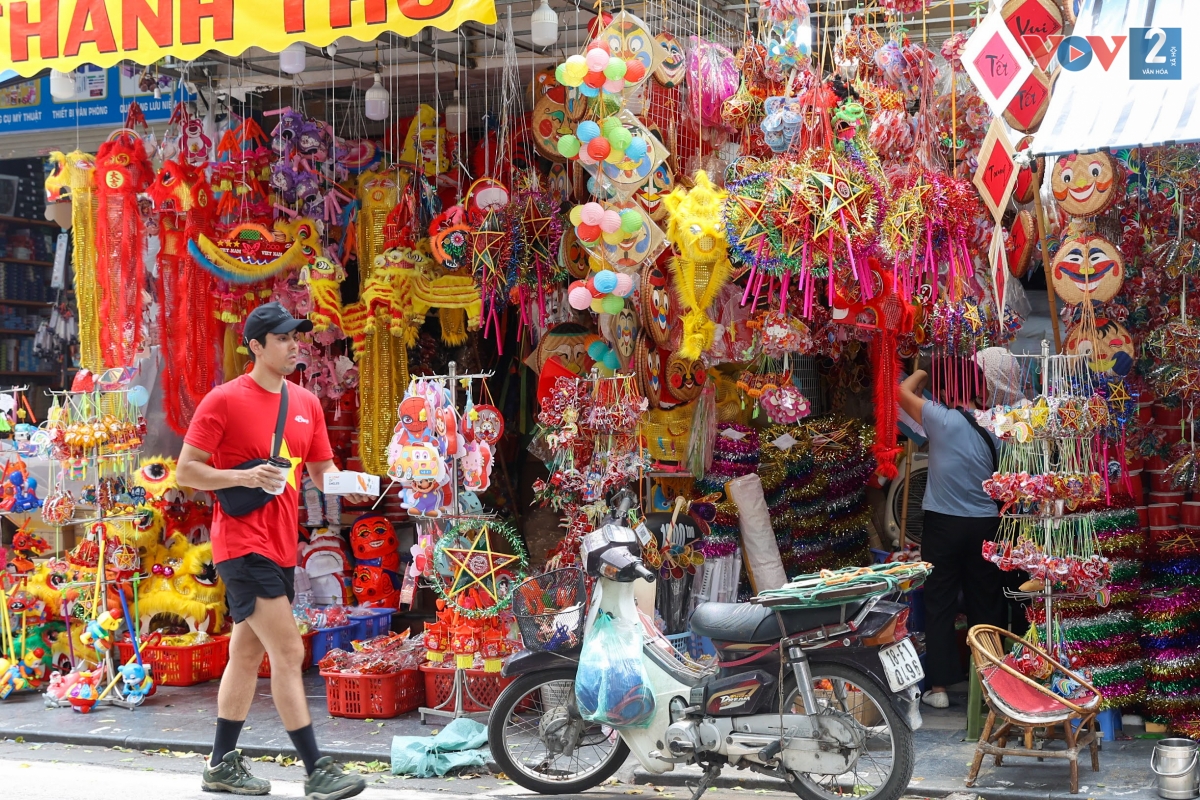 Khách du lịch nước ngoài thích thú trải nghiệm không gian rực rỡ sắc màu, mang đậm nét văn hóa Việt.