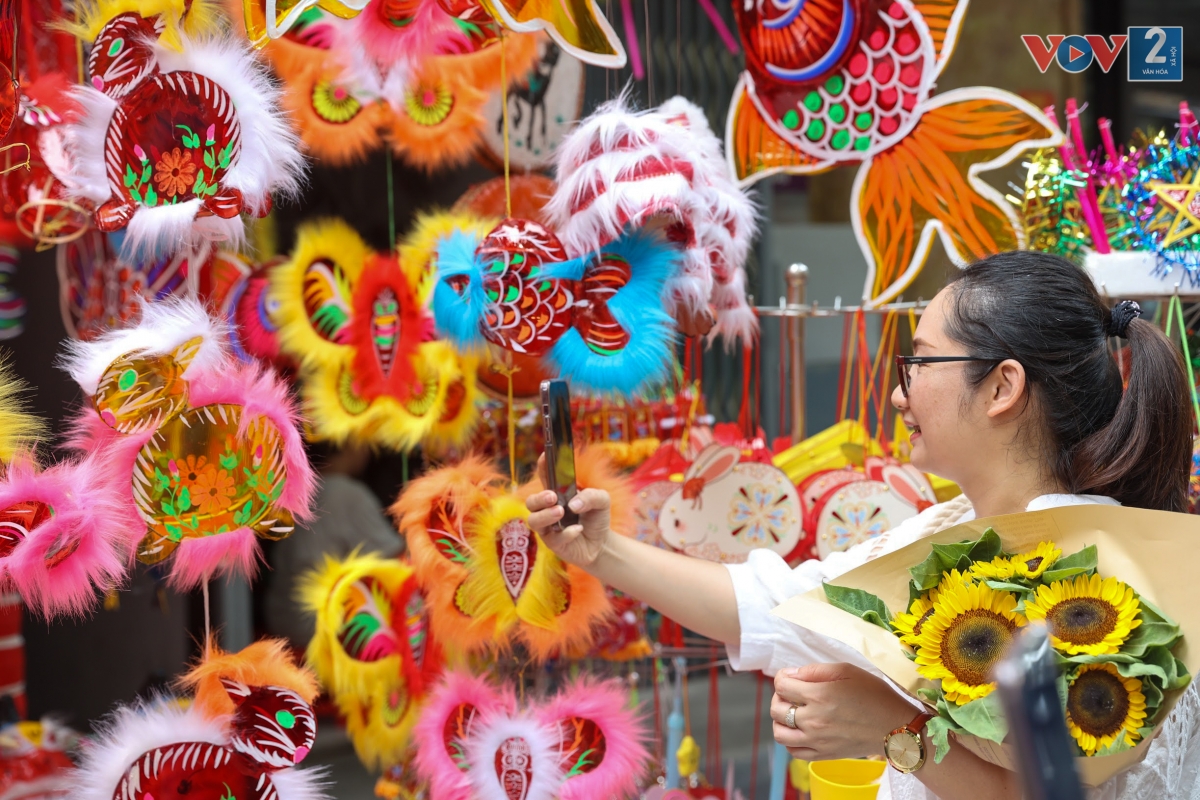 Ai đến Hà Nội mùa thu cũng bị ấn tượng bởi con phố hàng Mã nhộn nhịp, với các cửa hàng được trang trí rực rỡ sắc màu của những món đồ chơi trung thu truyền thống, để bao ký ức lại ùa về…