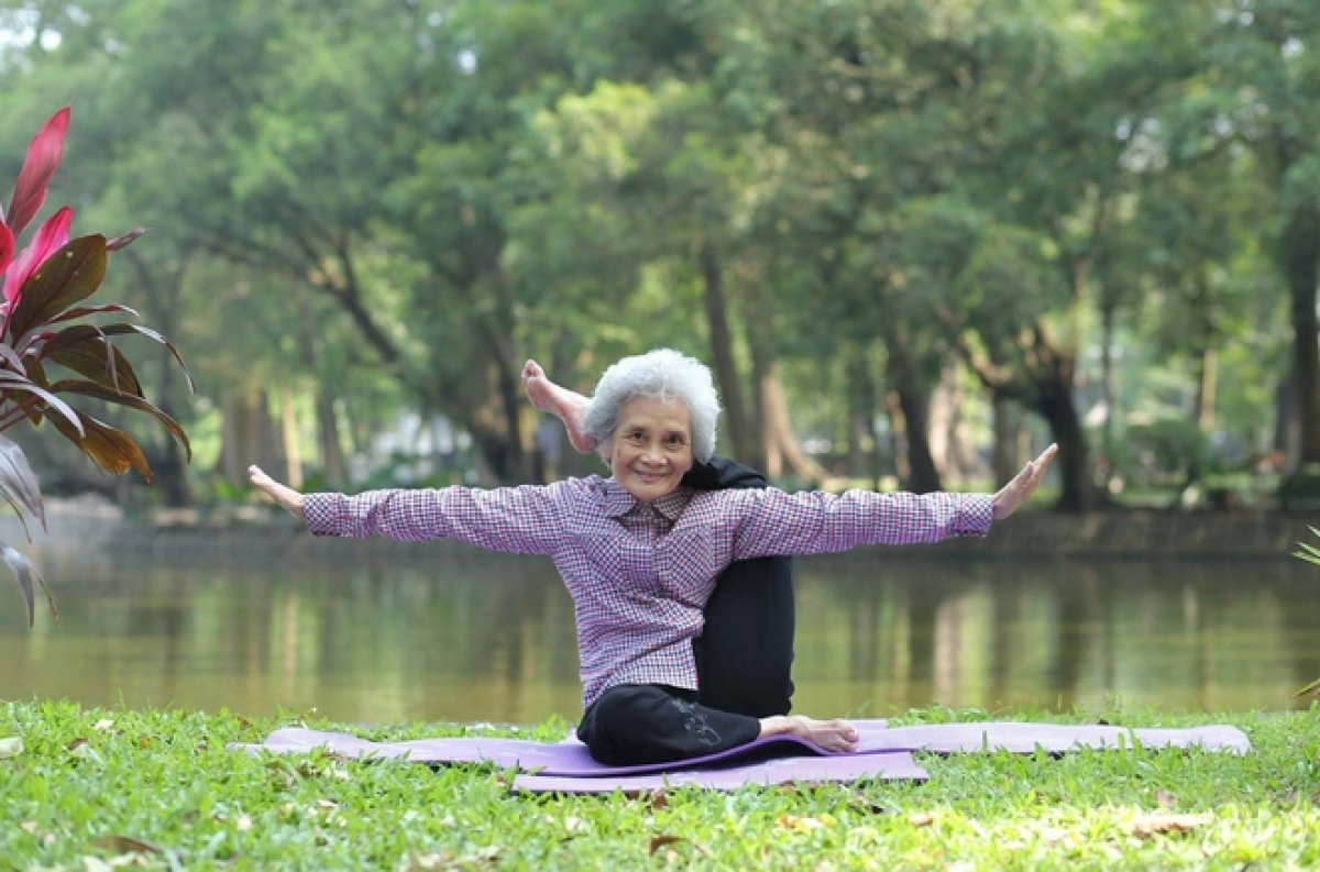 Cụ bà 84 tuổi tập yoga đều đặn mỗi ngày