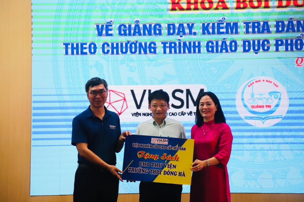 PGS.TS Lê Minh Hà tặng sách cho ban tổ chức, Sở GD&amp;ĐT tỉnh Quảng Trị và trường THPT Đông Hà