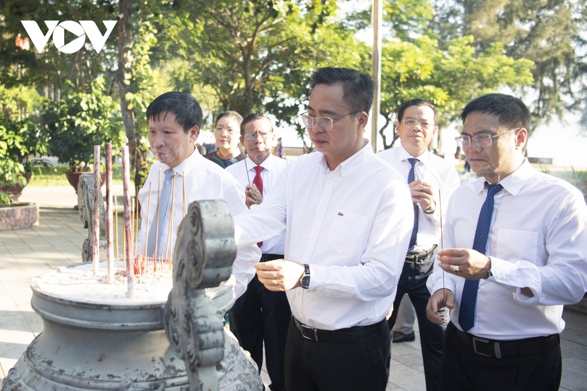 ..Phó Tổng Giám đốc VOV Phạm Mạnh Hùng (giữa) và Phó Tổng Giám đốc VOV Vũ Hải Quang (bên trái) dâng hương, dâng hoa. 