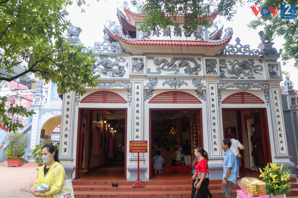Phủ Tây Hồ (Quảng An - Tây Hồ - Hà Nội) xưa nay vốn nổi tiếng bởi sự linh thiêng trong tâm niệm của nhiều người. Đây là nơi thờ công chúa Liễu Hạnh và được xây dựng vào khoảng thế kỷ 17.