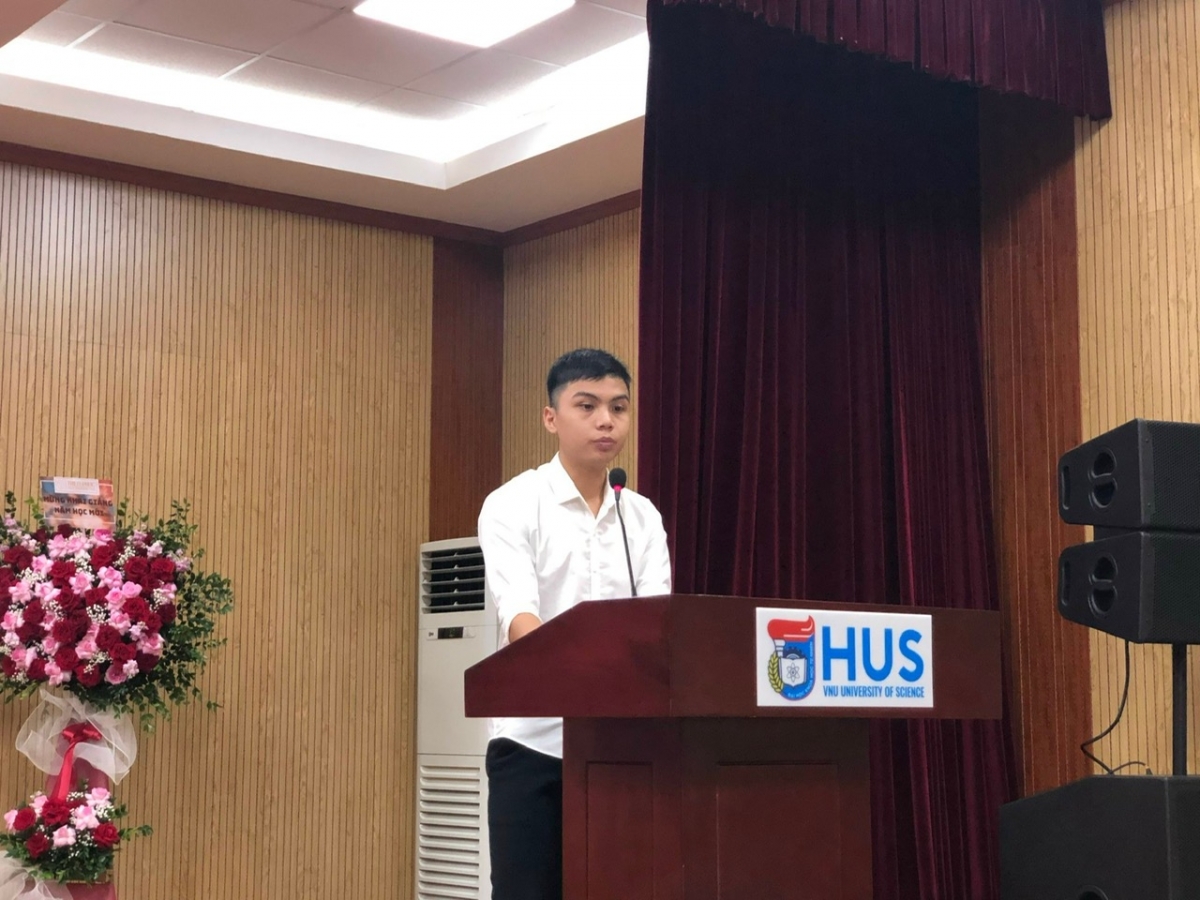 Nguyễn Trường Danh- K65 Kỹ thuật Điện tử và Tin học chủ nhân giải Nhất giải thưởng Nguyễn Hoàng Phương năm 2023 chia sẻ tại lễ trao giải 
 