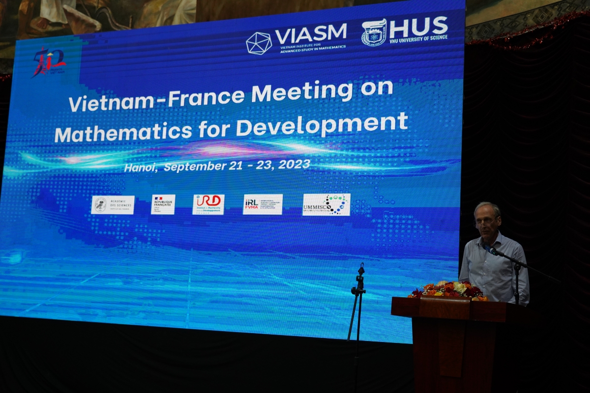 GS Viện sĩ Francis Andre' Wollman Phó Viện trưởng Viện Hàn lâm khoa học Pháp phát biểu 