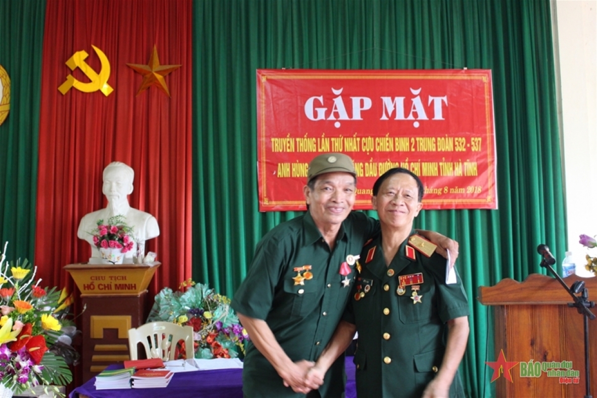 Thiếu tướng Hồ Sỹ Hậu (bên phải) trong một lần gặp mặt đồng đội.