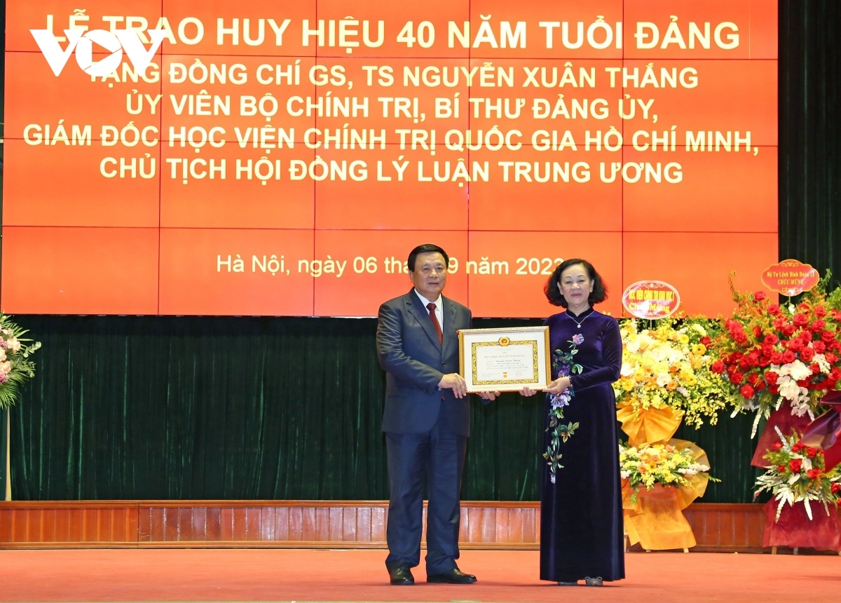 Trao Huy hiệu 40 năm tuổi Đảng tặng Ủy viên Bộ Chính trị, Giám đốc học viện Chính trị Quốc gia Hồ Chí Minh, Chủ tịch Hội đồng lý luận Trung ương Nguyễn Xuân Thắng