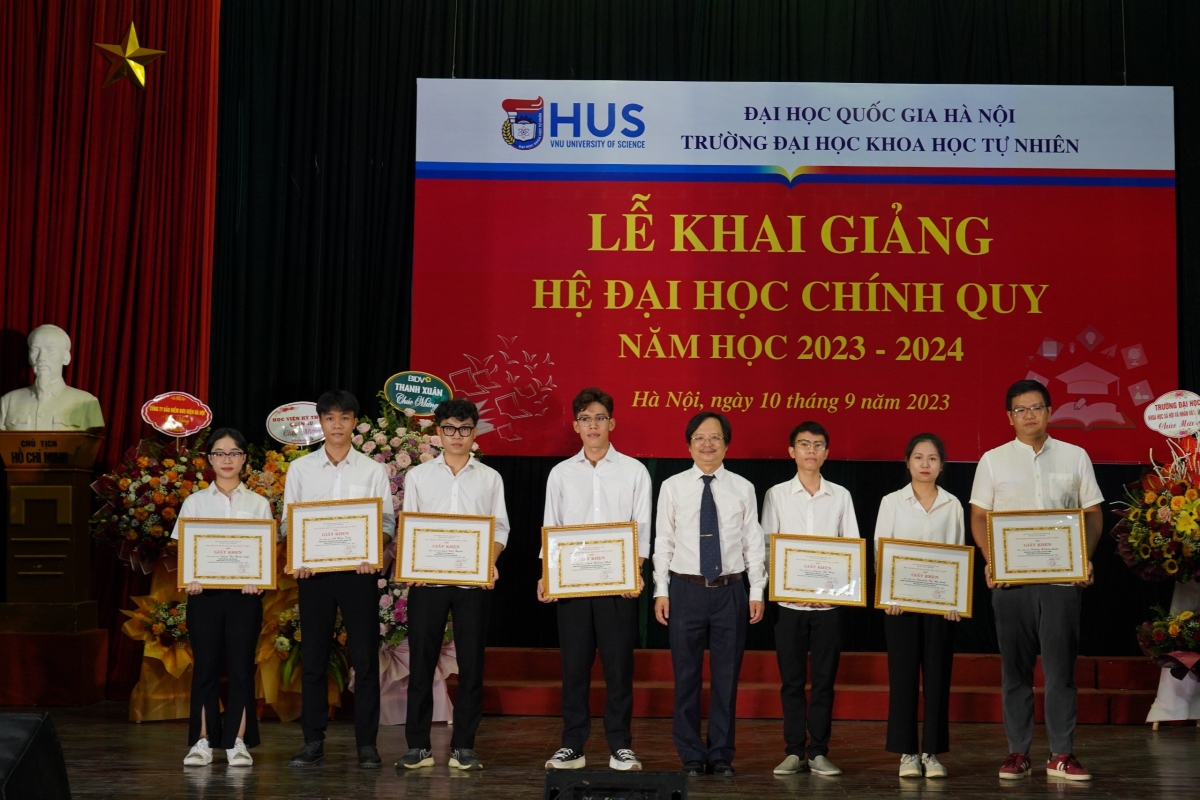 GS.TSKH. Vũ Hoàng Linh trao giấy khen cho các sinh viên có kết quả học tập xuất sắc năm học 2022 -2023
