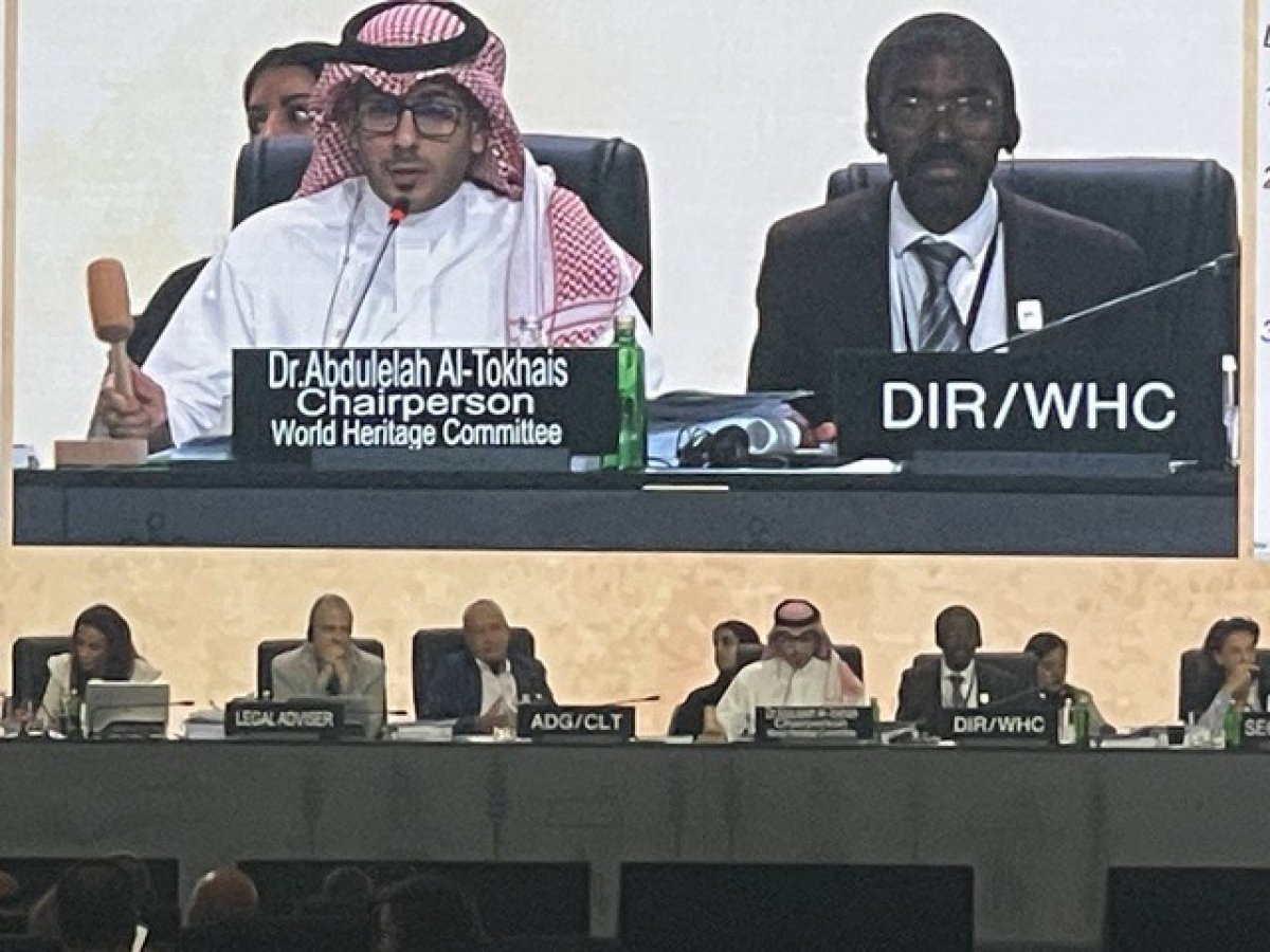 Thời khắc TS Abdulelad Al Tokhais, Chủ tịch Ủy ban Di sản thế giới Kỳ họp lần thứ 45, gõ búa thông qua hồ sơ Vịnh Hạ Long - Quần đảo Cát Bà