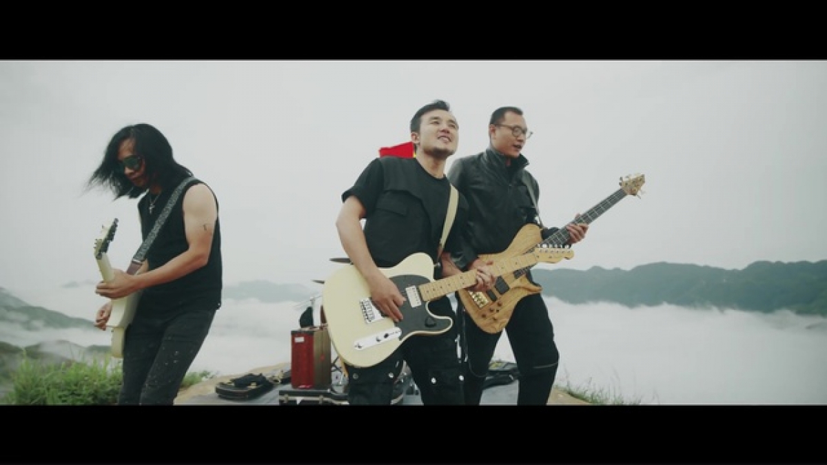 Ban nhạc Bức Tường chơi nhạc trên "sống lưng khủng long" Tà Xùa trong MV (ảnh trong MV).