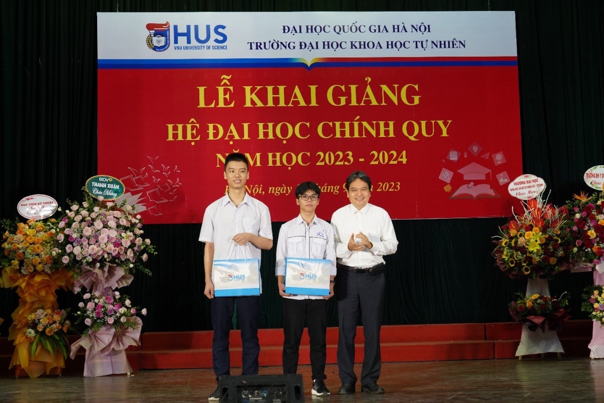 PGS.TS. Trần Quốc Bình, Phó Hiệu trưởng Trường ĐHKHTN trao quà kỷ niệm cho tân sinh viên có giải Olympic quốc tế.