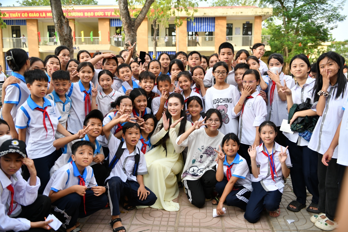 Hoa hậu Ban Mai và các em học sinh trường THCS Tốt Động