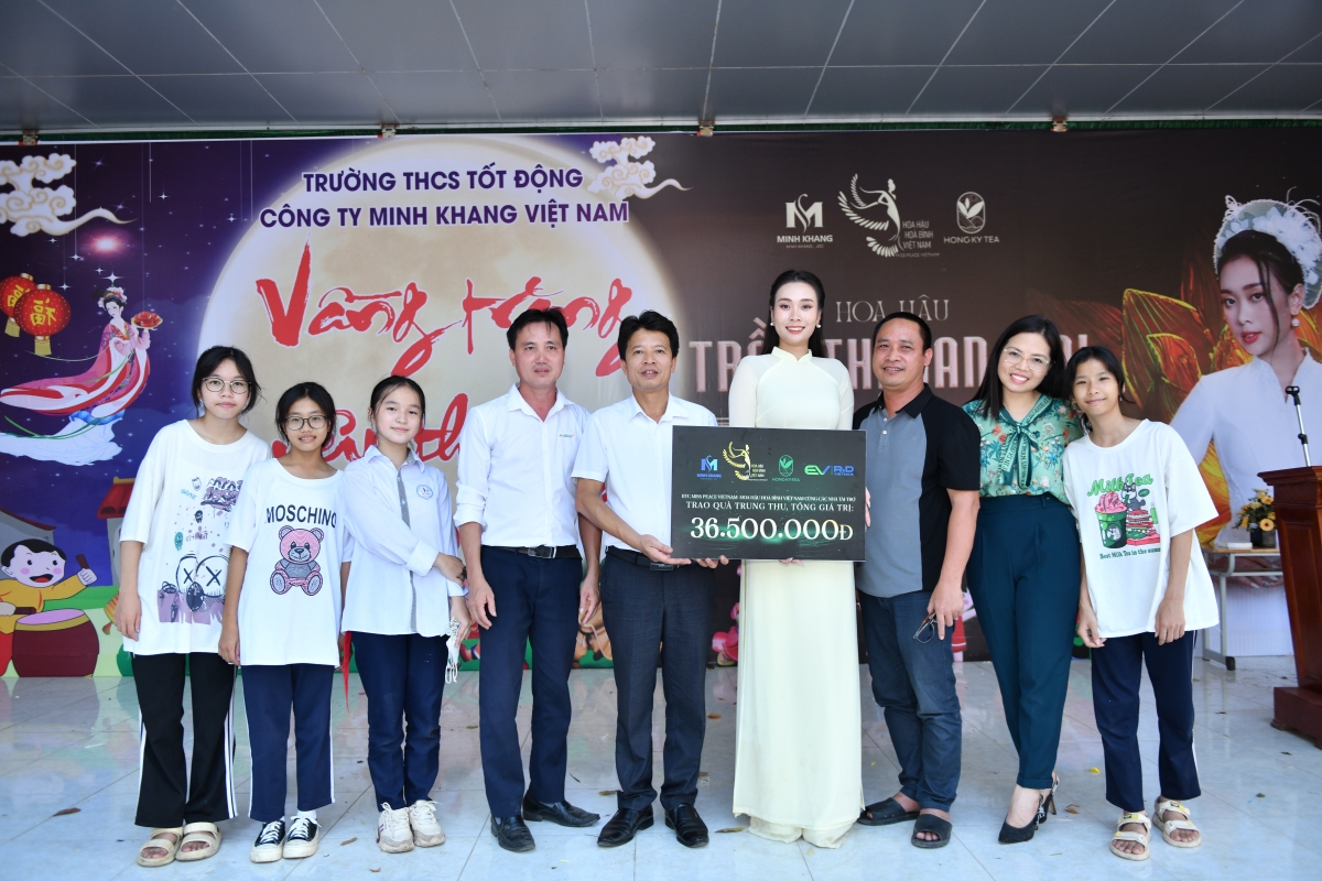 BTC Miss Peace Vietnam trao tặng phần quà  cho các em học sinh có hoàn cảnh khó khăn trường THCS Tốt Động