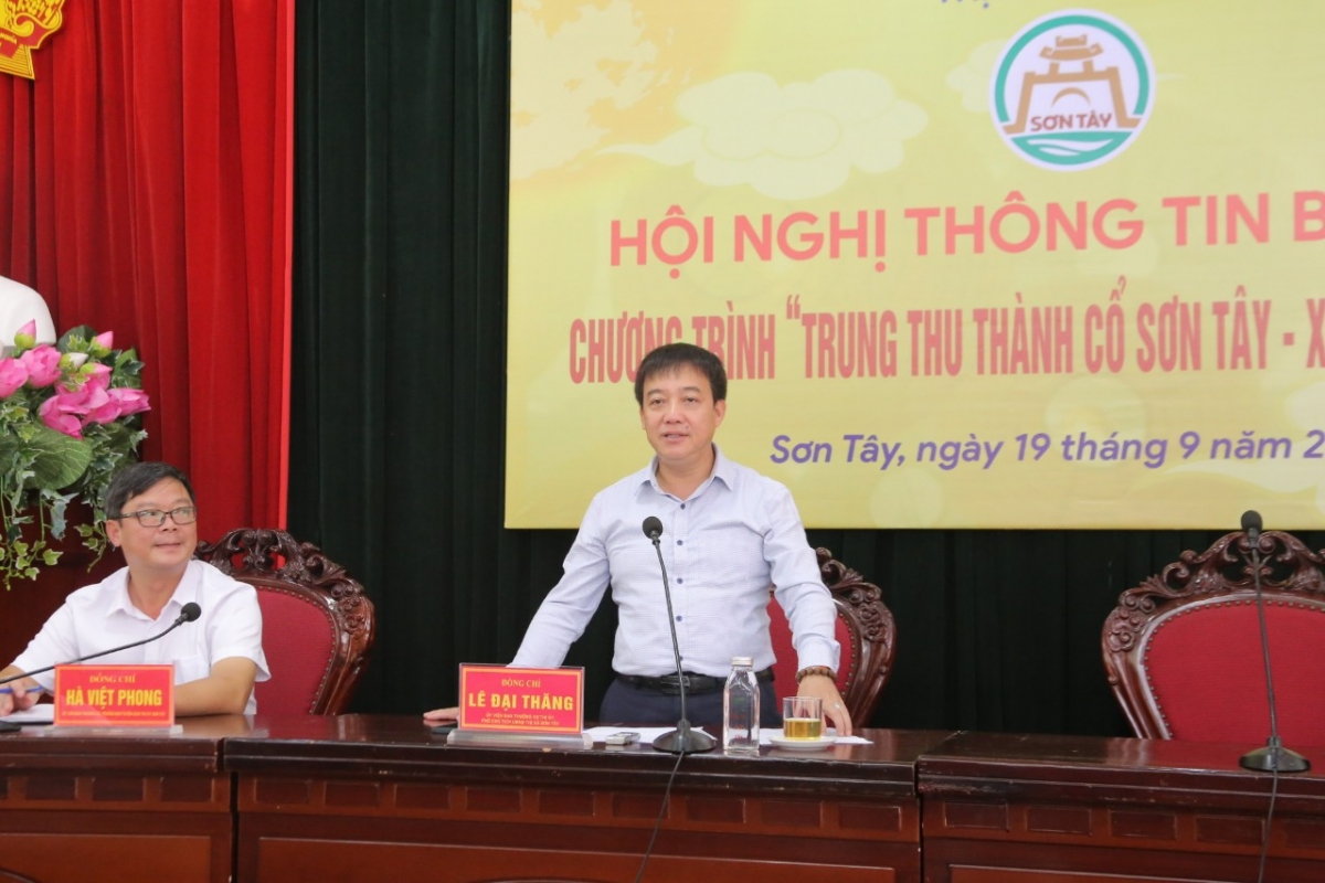 Ông Lê Đại Thăng – Phó Chủ tịch Ủy ban nhân dân thị xã Sơn Tây phát biểu tại họp báo