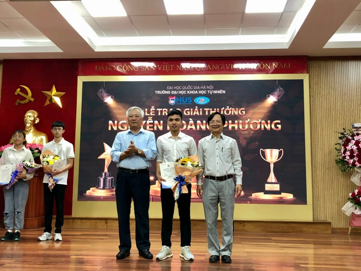 Ông Đào Ngọc Thanh và GS.TS Vũ Hoàng Linh trao giải Nhất cho sinh viên Nguyễn Trường Danh 