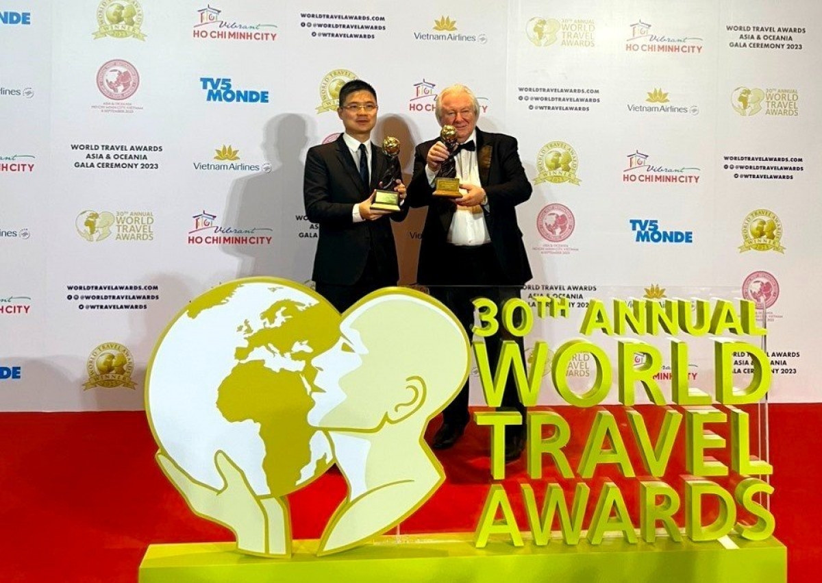 Phó Giám đốc Sở Du lịch Hà Nội Nguyễn Hồng Minh nhận giải thưởng tại lễ trao giải