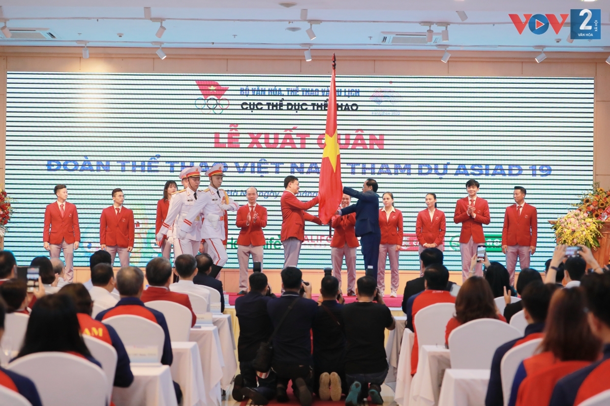 Phó Chủ tịch Quốc hội Trần Quang Phương trao cờ cho Trưởng đoàn TTVN Đặng Hà Việt.