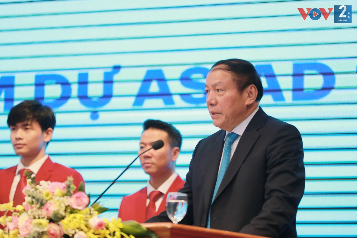Bộ trưởng Bộ VHTTDL Nguyễn Văn Hùng bày tỏ lòng biết ơn đối với sự quan tâm mà lãnh đạo Đảng, Nhà nước, người hâm mộ đã dành cho Đoàn thể thao Việt Nam.