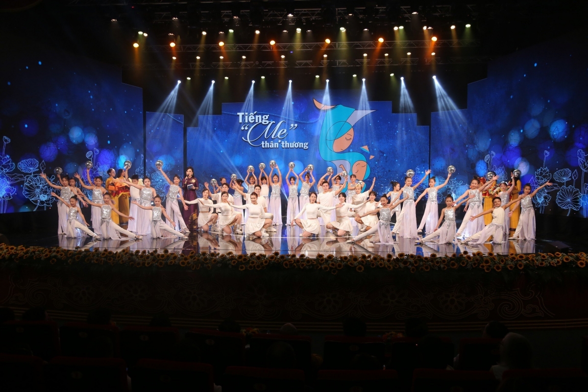 Hình ảnh đêm Gala "Tiếng Mẹ thân thương" trong chuỗi hoạt động của "Ngày Tôn vinh tiếng Việt" năm 2023