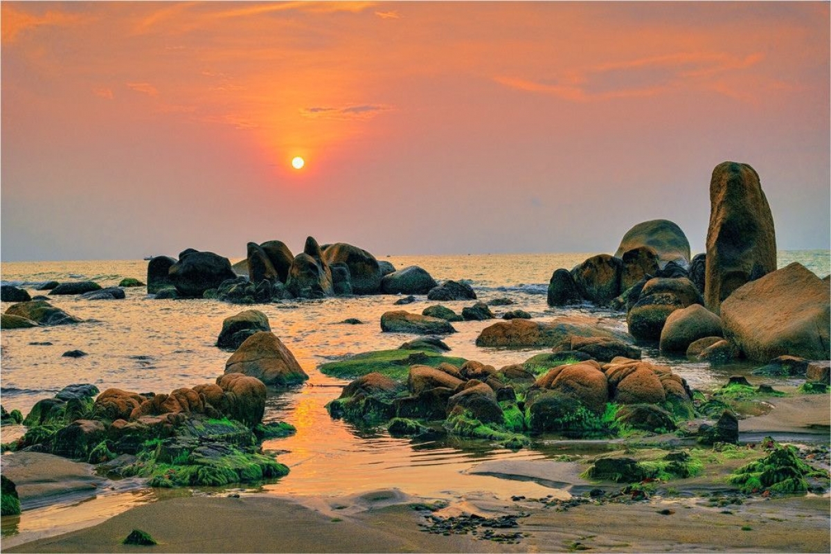       Bãi biển Cổ Thạch, xã Bình Thạnh, huyện Tuy Phong, tỉnh Bình Thuận không chỉ thu hút du khách bởi vẻ đẹp mà còn là đề tài để các nhiếp ảnh gia trong và ngoài nước sáng tác