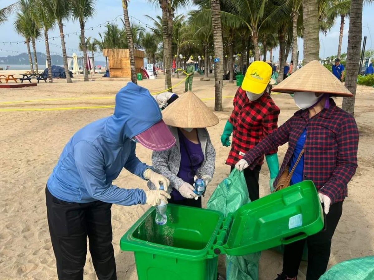 Hội viên phụ nữ Quảng Ngãi tham gia thu gom rác thải tại khu vực ven biển