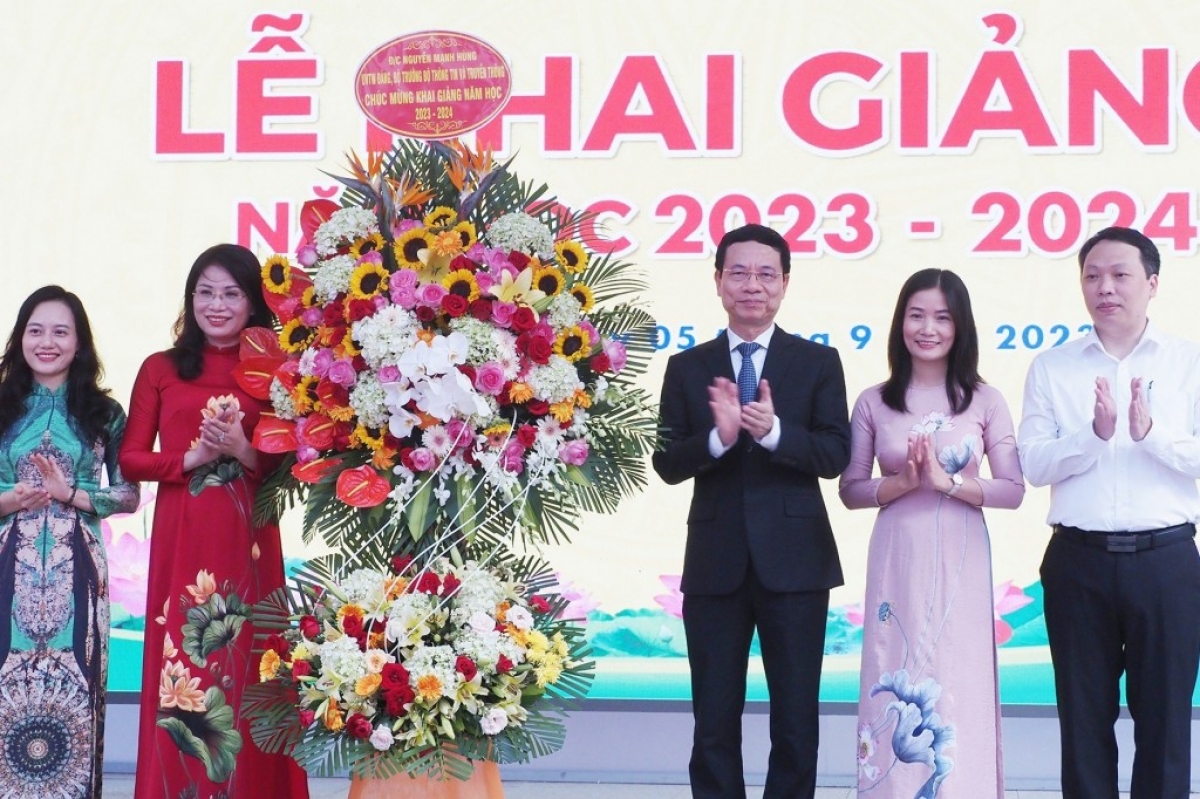 Bộ trưởng Bộ Thông tin và Truyền thông Nguyễn Mạnh Hùng tặng hoa Trường THCS Cầu Giấy