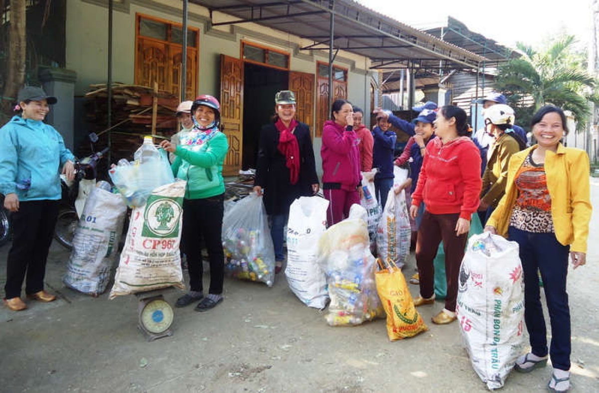 Câu lạc bộ "Biến rác thành tiền" của Hội LHPN tỉnh Gia Lai thu hút nhiều chị em tham gia