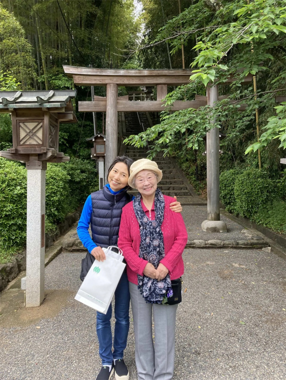 Nhà dinh dưỡng học Michiko Tomioka (phải) và mẹ là bà Mikiyo Kakutani