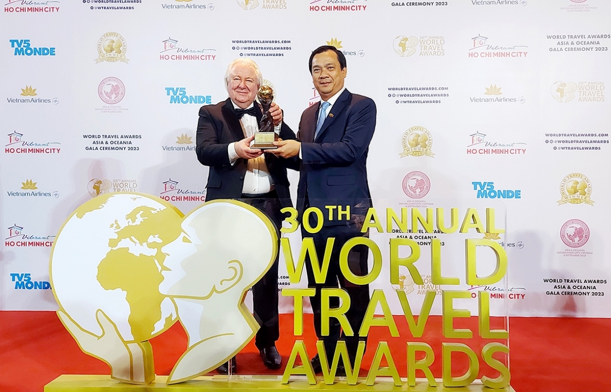 Cục trưởng Cục Du lịch Quốc gia Việt Nam Nguyễn Trùng Khánh và ông Graham Cooke - nhà sáng lập, Chủ tịch World Travel Awards
