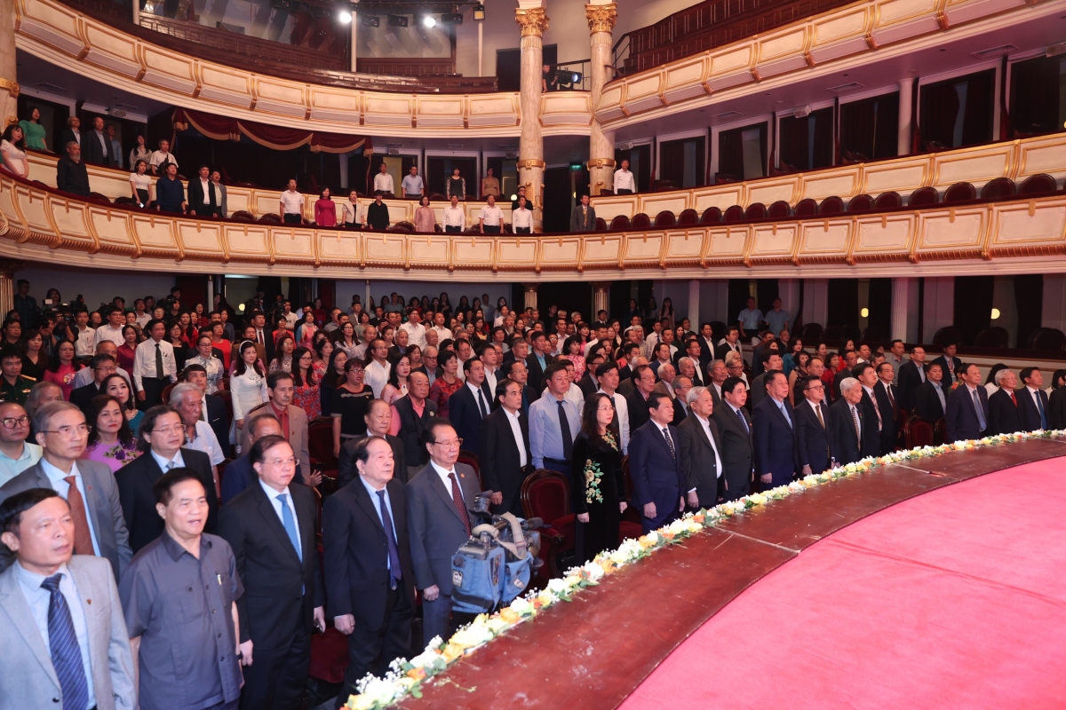 Các đại biểu chào cờ tại Lễ kỷ niệm 20 năm thành lập Hội đồng Lý luận phê bình văn học nghệ thuật TƯ tại Nhà hát lớn Hà Nội tối 5/9/2023. Ảnh:Mạnh Nguyễn