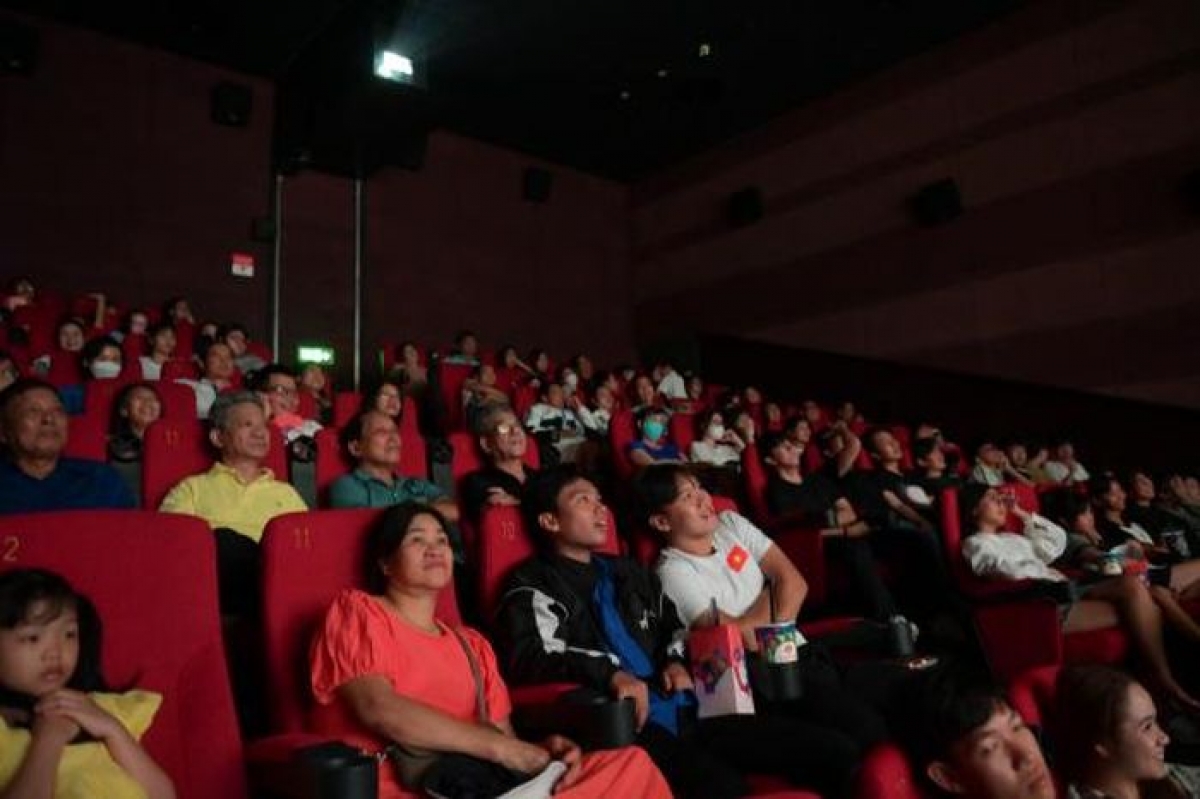 Đông đảo khán giả đến xem phim Con Nhót mót chồng tại rạp Lotte Cinema Nha Trang