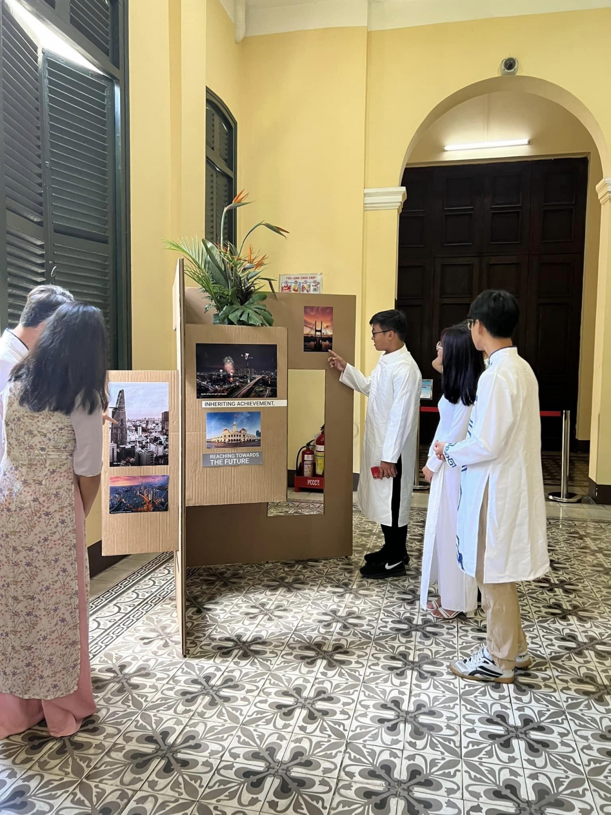 Du khách xem triển lãm các công trình kiến trúc nghệ thuật tại thành phố trong khuôn khổ chương trình tham quan trụ sở HĐND-UBND thành phố Hồ Chí Minh. Ảnh: BTC